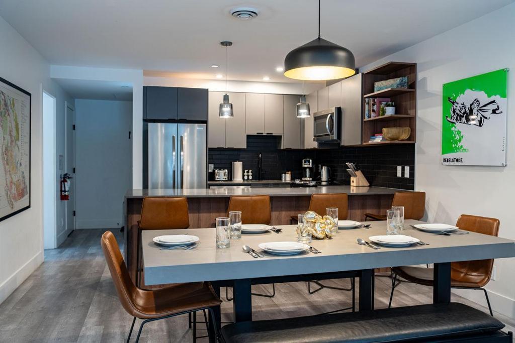Revel In The Stoke By Revelstoke Vacations Apartment Bagian luar foto