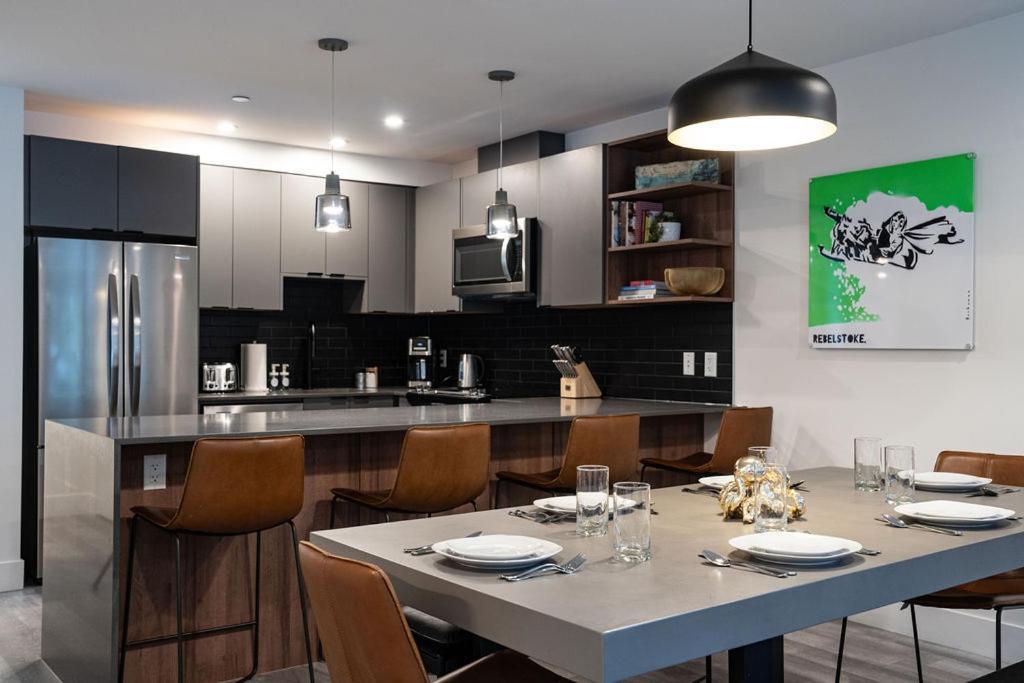 Revel In The Stoke By Revelstoke Vacations Apartment Bagian luar foto